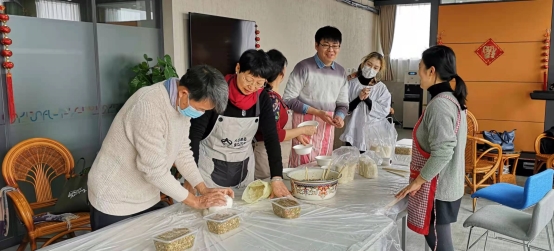 一群人坐在桌子前描述已自動生成