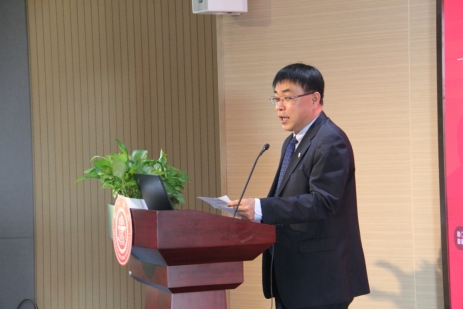 圖片包含 人, 室內, 男人, 窗戶描述已自動生成